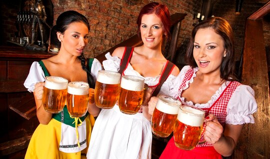 Парни устраивают групповуху с официантками на фестивале пива