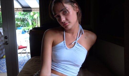 Скромная сводная сестра лижет член брата в домашнем видео