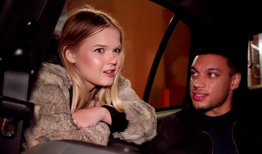 Молодая проститутка делает глубокий минет негру в машине