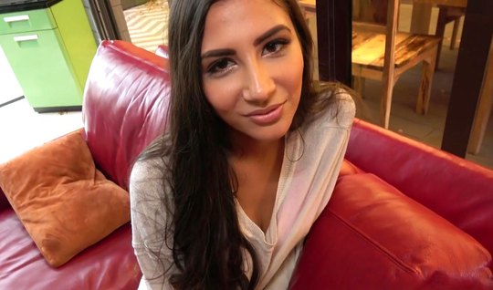 Худенькая и сексуальная брюнетка после минета согласилась на съемку домашнего порно