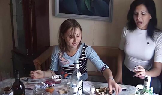 Русские девки немного выпили и согласили на групповой секс