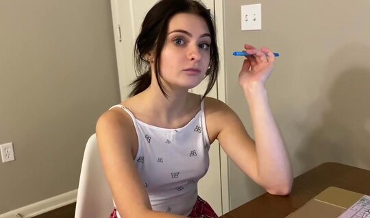 Молодая сестра повелась на член сводного брата и трахнулась с ним