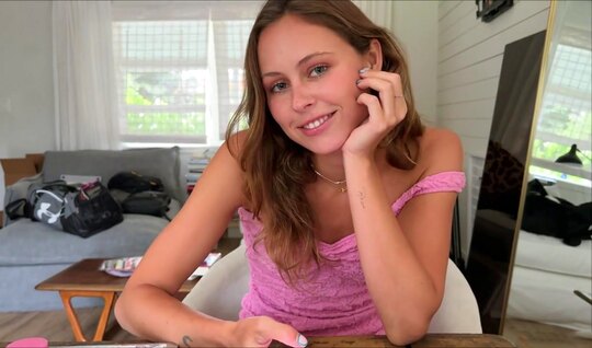 Милашка с волосатым лобком получает член крупным планом