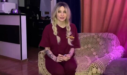 Русская блондинка согласилась попробовать анальный секс