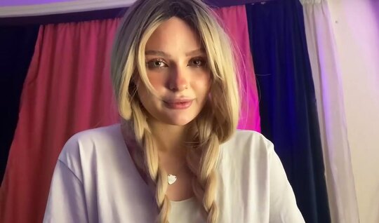 Русская блондинка с сочной попкой оседлала ствол приятеля