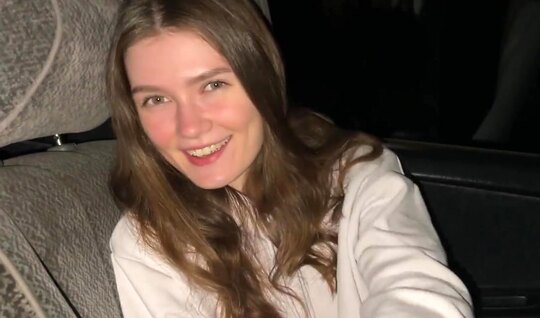 Русская девушка готова сделать минет в машине новому приятелю