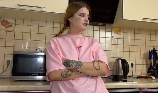 Русская телочка выпила немного пива и сразу решилась на измену