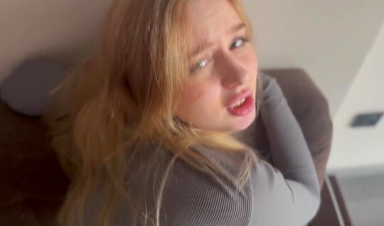 Молодая сводная сестра с маленькими сиськами учится сексу