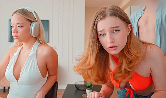 Рыжеволосая русская девица соблазнила парня своей подружки