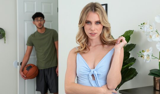 Блондинка с волосатой киской соблазнила скромного парня