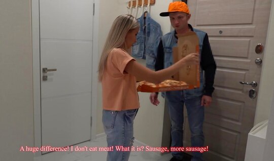 У русской телочки нет денег, поэтому она трахается с доставщиком