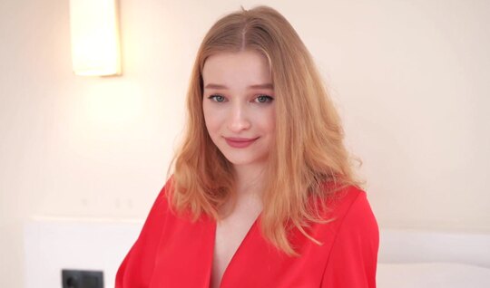 Русская блондинка в чулках попробовала ствол давнего приятеля