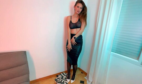 Русская проститутка в масле отлично ублажает ствол клиента