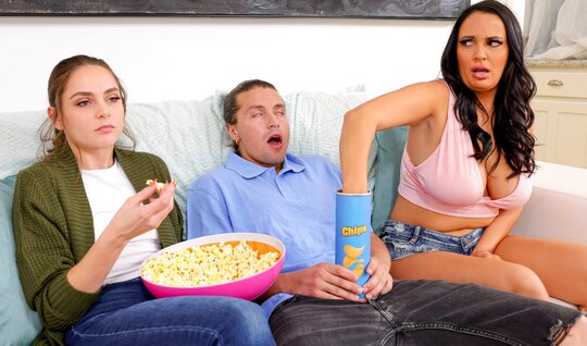 Мачеха-толстушка соблазнила парня своей падчерицы на секс