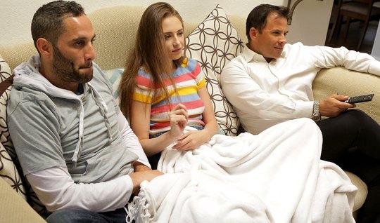 Молодая и худая девушка перед сном соблазнила друга на секс в позе раком