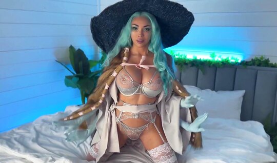 Роскошная девица с большими дойками красиво сидит на члене