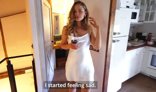 Русская красотка готова член сосать после бокала вина