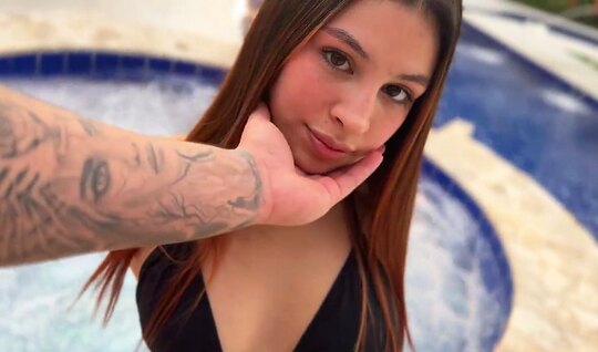 Симпатичная девушка с большой попкой трахается у бассейна