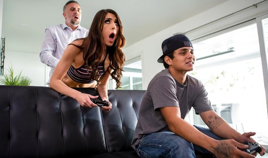 Подружка изменяет своему парню с его развратным отцом и кончает от секса