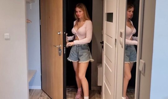 Молодая девица в носках глубоким минетом порадовала парня