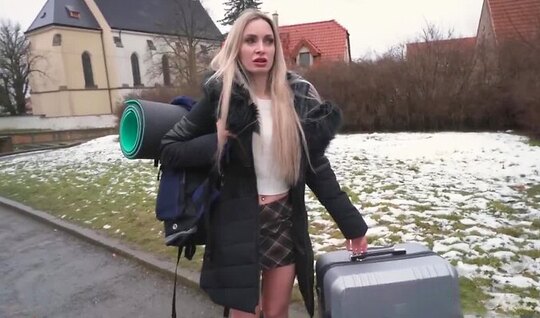 Симпатичная туристка повелась на пикап и теперь сосет