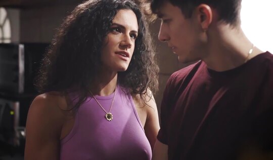 Мамка умоляет пасынка прокатить ее на большом члене