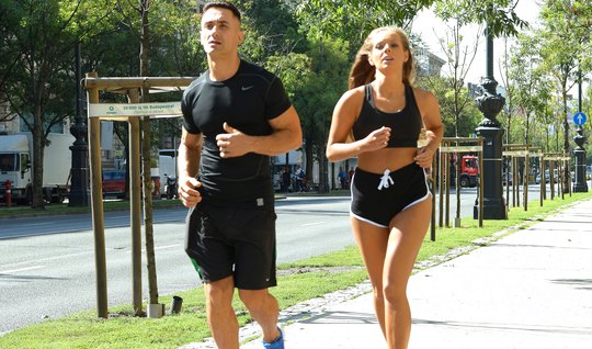 Русская бегунья в душе дает раком молодому тренеру и хочет обкончаться