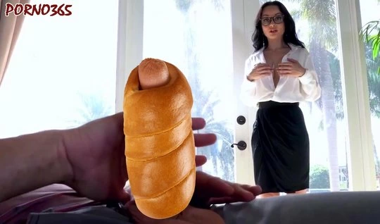 Мамашка соблазнитель светит парню крупными дойками и хочет жаркого проеба