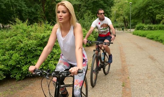 Пикап молодой блондинки завершается бурным сексом в гостиной в разнообразных позах