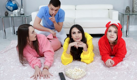 Три молодые развратницы подставляют дырочки для группового секса с одним членом