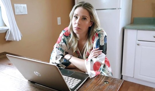 Мамка и ее пасынок в спальне записывают домашнее порно и получают удовлетворение