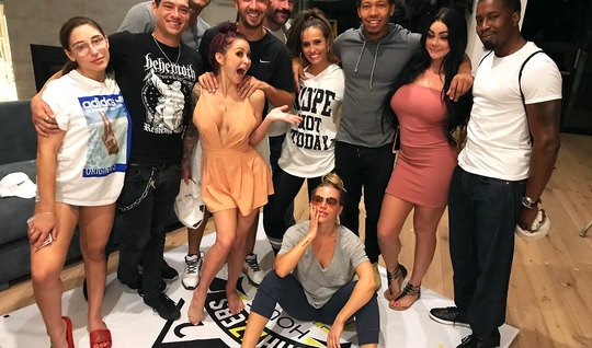 Во время порно пародии девушки соблазнили мужчин на групповой секс...