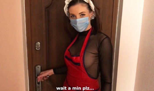 Русская горничная во время домашнего порно от первого лица получает оргазм