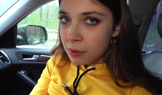 Русская красотка после мастурбации на природе и минета в машине, кончила дома на члене