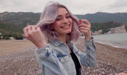 Татуированная блондинка во время русского пикапа готова для порки