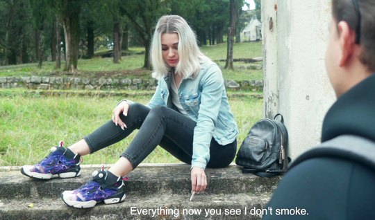 Татуированная русская девушка после свидания готова для секса