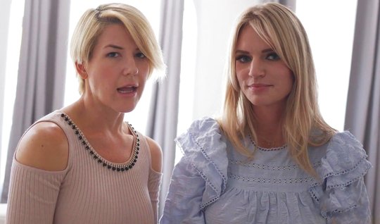 Две мамки премиум ласками доводят друг друга до блаженства крупным планом