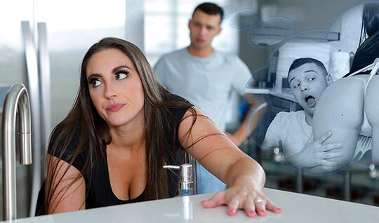 Мамка своей пышной задницей спровоцировала пасынка на секс