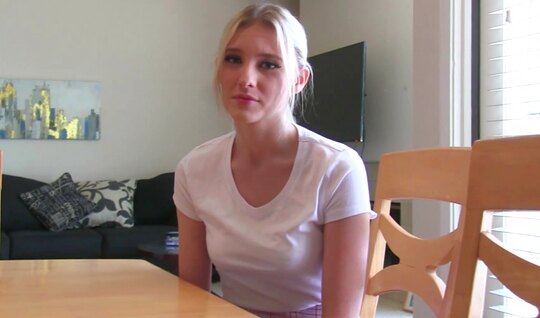 Милая блондинка готова помочь другу утолить сексуальный голод