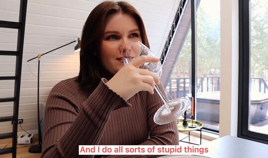 Пьяная девица подставляет свою сочную пилотку для приятеля