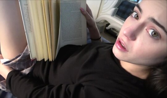 Молодая сестра сосет член брата пока родителей нет дома