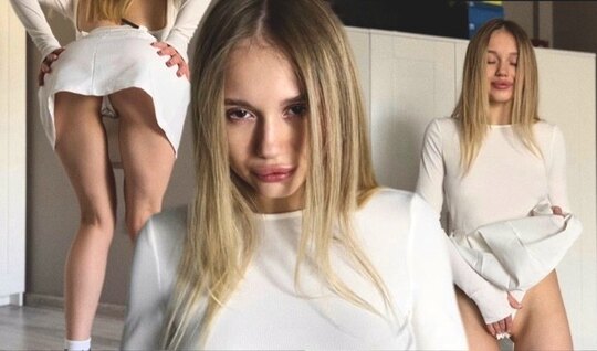 Молодая блондинка соблазнительно виляет попкой и хочет секса