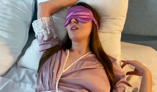 Спящая мамка проснулась от нежного прикосновения члена