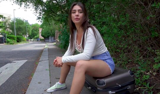 Красотка повелась на пикап и сделала минет парню на улице