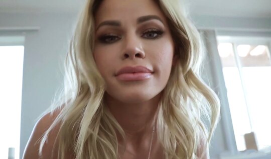 Увидел большие дойки мачехи и захотел ее немедленно трахнуть