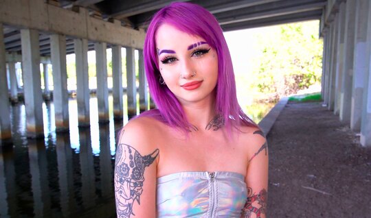 Яркая телочка готова сосать на публике член своего приятеля