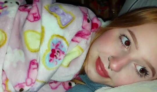 Рыжеволосая подруга решила попрыгать на члене перед сном