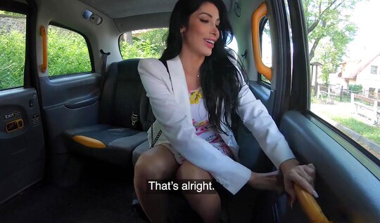 Красотка с большими дойками оседлала член незнакомца