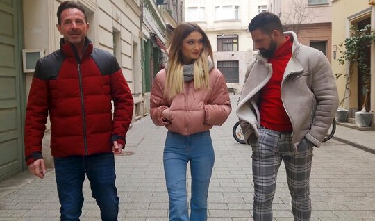 Развратная девица ебется двойным проникновением с пикаперами