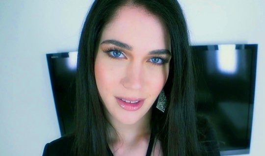 Эвелин Клэир делает своему другу минет крупным планом и трахается раком